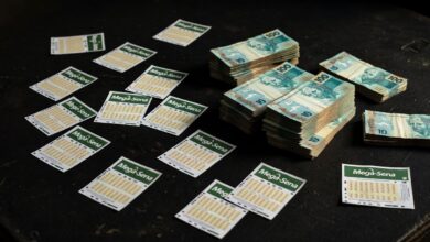 Bilhetes da Mega-Sena e notas de real representando prêmio milionário