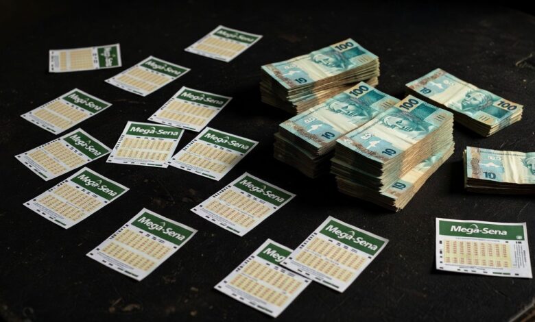 Bilhetes da Mega-Sena e notas de real representando prêmio milionário