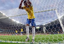 O jogador Fernandinho, do Brasil, se lamenta após o terceiro gol da Alemanha, marcado por Toni Kroos, durante a semifinal da Copa do Mundo em Belo Horizonte. Os alemães venceram por 7x1 e se classificaram para a final — Foto: Natacha Pisarenko/AP/Arquivo