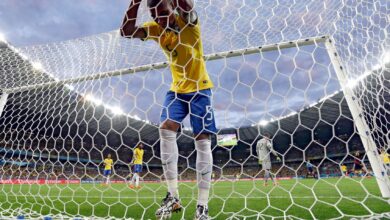 O jogador Fernandinho, do Brasil, se lamenta após o terceiro gol da Alemanha, marcado por Toni Kroos, durante a semifinal da Copa do Mundo em Belo Horizonte. Os alemães venceram por 7x1 e se classificaram para a final — Foto: Natacha Pisarenko/AP/Arquivo