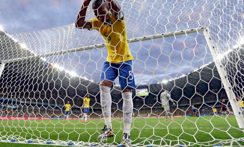 O jogador Fernandinho, do Brasil, se lamenta após o terceiro gol da Alemanha, marcado por Toni Kroos, durante a semifinal da Copa do Mundo em Belo Horizonte. Os alemães venceram por 7x1 e se classificaram para a final — Foto: Natacha Pisarenko/AP/Arquivo