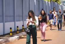 Inscritos para o Exame Nacional da Magistratura (ENAM) se encaminham para local de prova, no DF — Foto: TV Globo/Reprodução