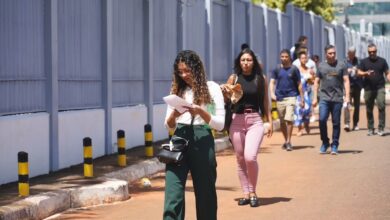 Inscritos para o Exame Nacional da Magistratura (ENAM) se encaminham para local de prova, no DF — Foto: TV Globo/Reprodução