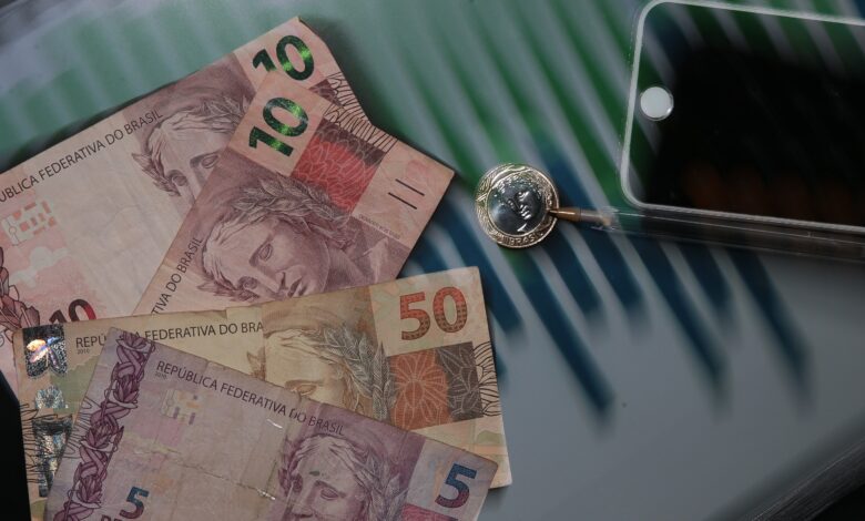 Dinheiro; real; reais; notas de R$ 5, R$ 10 e R$ 50; moeda de R$ 1 — Foto: Marcello Casal Jr/Agência Brasil