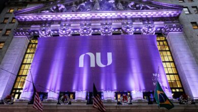 Logo do Nubank na Bolsa de Valores de Nova York. — Foto: Brendan McDermid/ Reuters