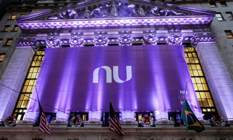 Logo do Nubank na Bolsa de Valores de Nova York. — Foto: Brendan McDermid/ Reuters