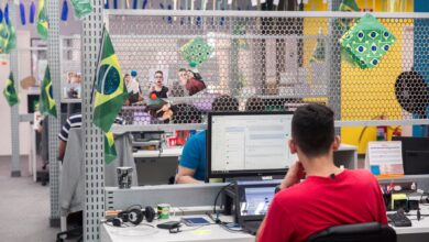 Empresas como a startup GetNinjas, em São Paulo, enfeitou o ambiente de trabalho para a Copa do Mundo e permitirá que funcionários assistam aos jogos em casa ou no próprio escritório — Foto: Marcelo Brandt/G1