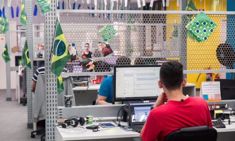 Empresas como a startup GetNinjas, em São Paulo, enfeitou o ambiente de trabalho para a Copa do Mundo e permitirá que funcionários assistam aos jogos em casa ou no próprio escritório — Foto: Marcelo Brandt/G1