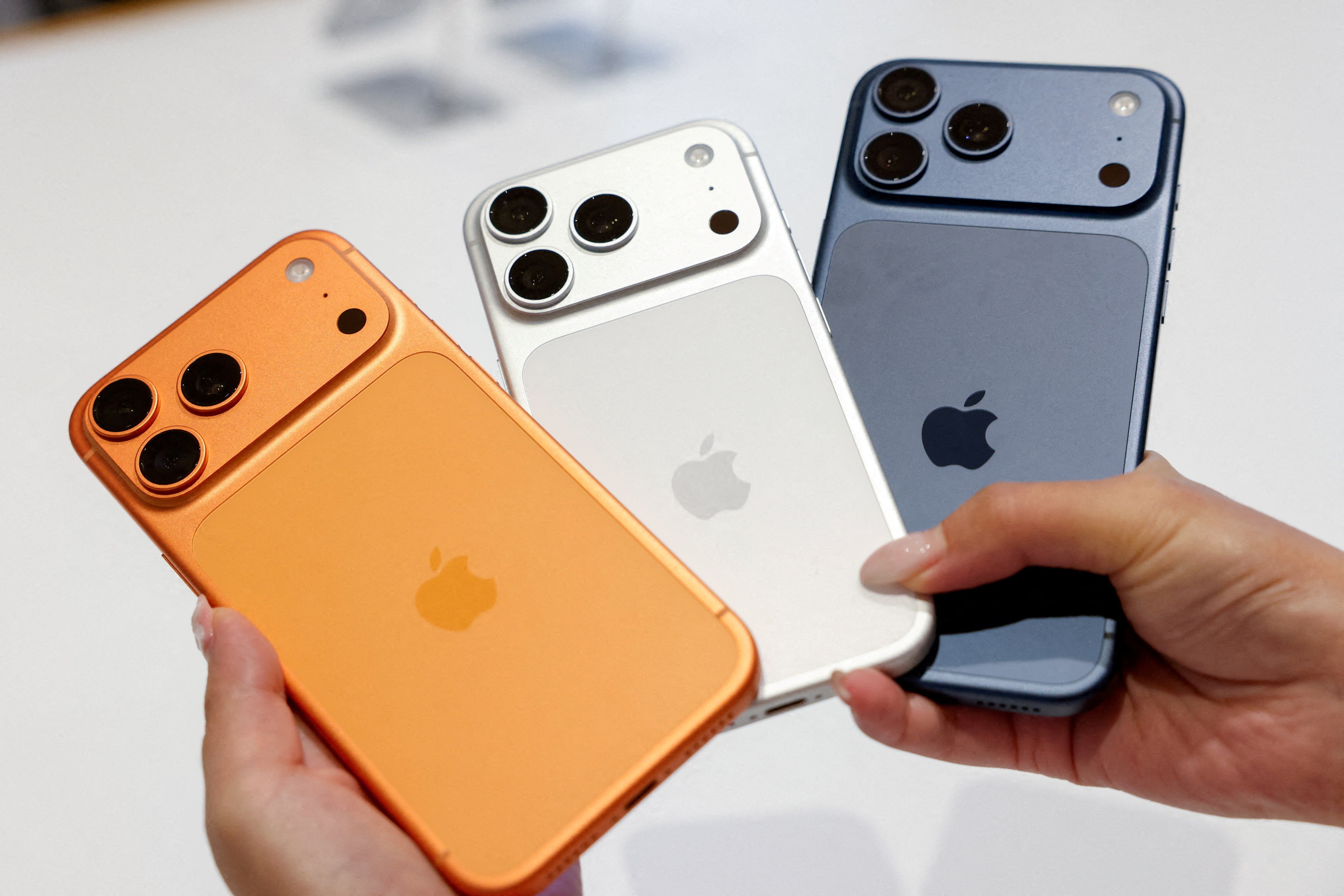 Modelos da linha iPhone 17 em loja da Apple em Taiwan, em foto de 19 de setembro de 2025 — Foto: Reuters/Ann Wang